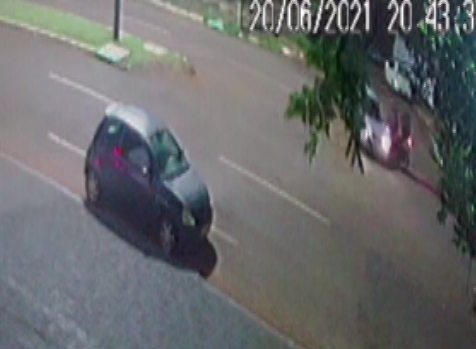 Câmera registra batida entre carro e moto na Avenida Brasil