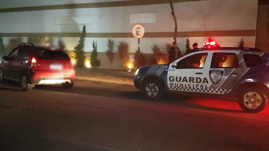 Condutor desacordado em veículo parado no meio da via mobiliza GM e PM na Rua Paraná