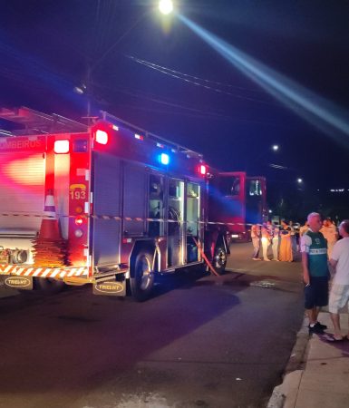 Imagem referente a Bombeiros combatem incêndio no bairro Guarujá