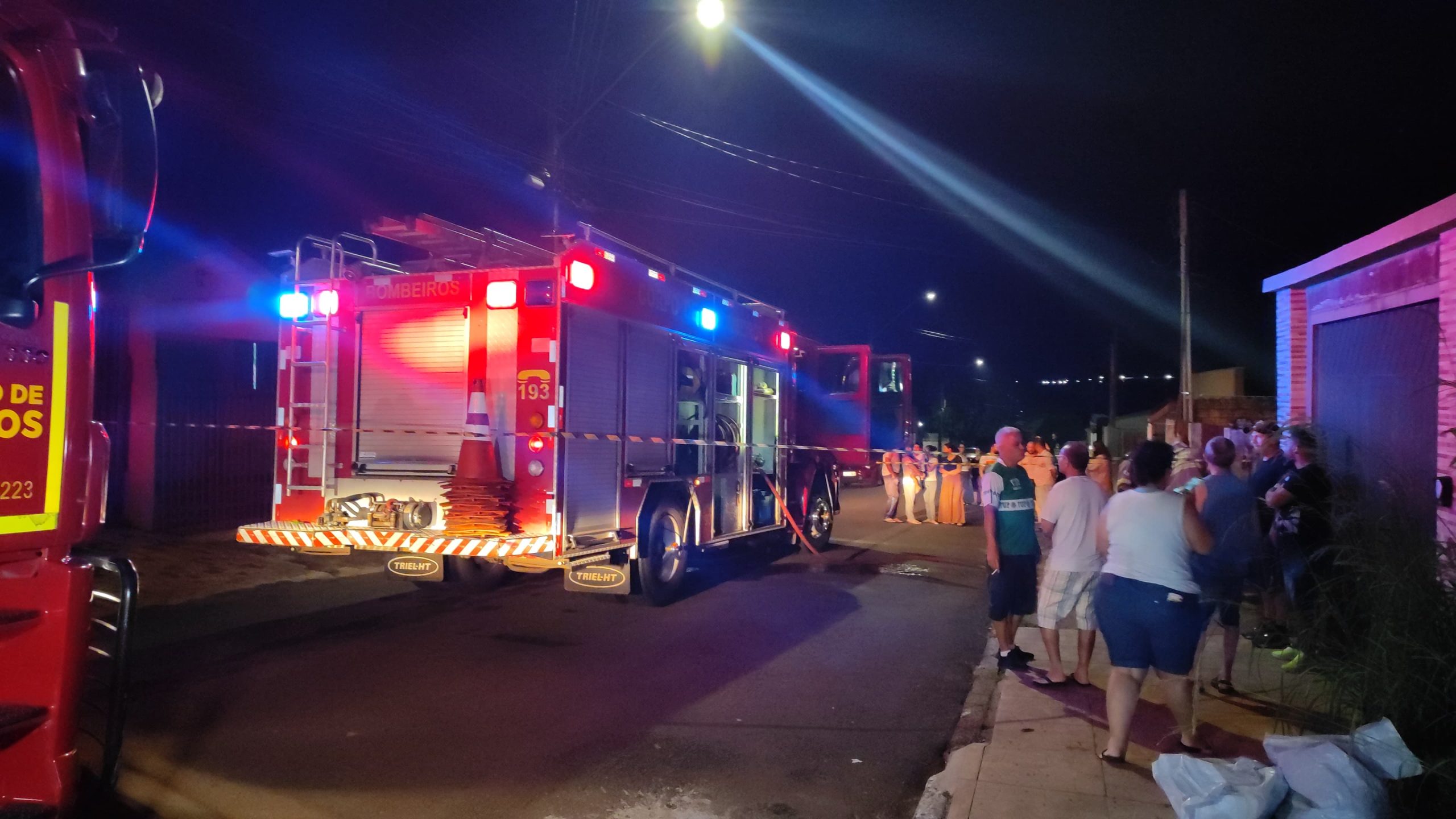 Imagem referente a Bombeiros combatem incêndio em residência no bairro Guarujá