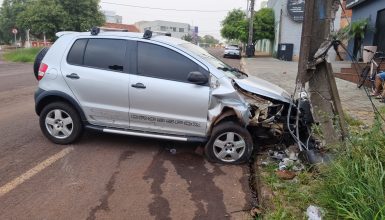 Imagem referente a Condutor abandona CrossFox após colidir em poste na Rua Cuiabá