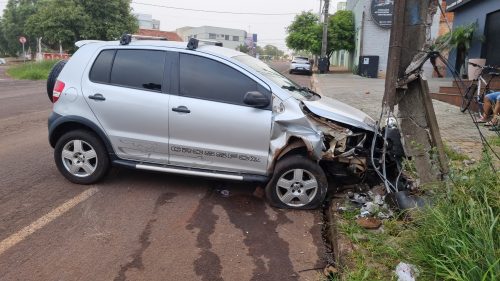 Imagem referente a Condutor abandona CrossFox após colidir em poste na Rua Cuiabá