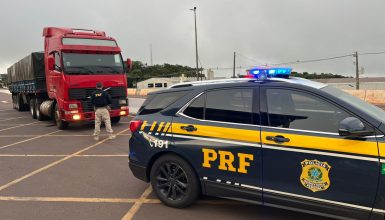 Imagem referente a PRF intercepta carreta com 400 mil maços de cigarros paraguaios em Cascavel