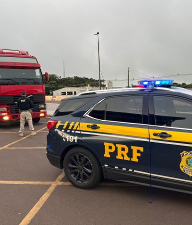 Imagem referente a PRF intercepta carreta com 400 mil maços de cigarros paraguaios em Cascavel