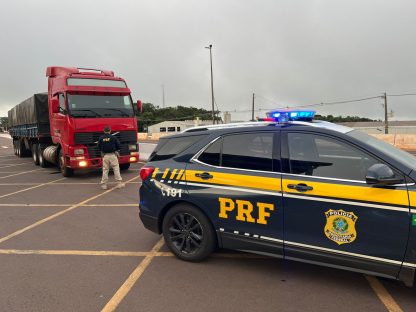 Imagem referente a PRF intercepta carreta com 400 mil maços de cigarros paraguaios em Cascavel